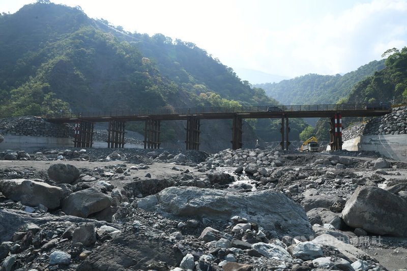 高雄桃源區明霸克露橋110年8月被沖垮,工程人員歷經數月努力,在涵管便道上游搭出一座約100公尺的短期鋼便橋供居民通行。中央社記者趙世勳攝 111年4月29日