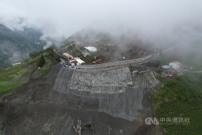 南橫公路的施工重點是邊坡落石整治以及山谷橋梁,困難跟危險度都比南迴還要高。南橫公路是走山路,地形彎曲,且因為莫拉克風災封閉將近13年,修復狀態必須慢慢挺進,一段一段修復,無法像南迴公路一樣同步施工。圖為台20線164K邊坡整修工程。中央社記者吳家昇攝 111年4月29日