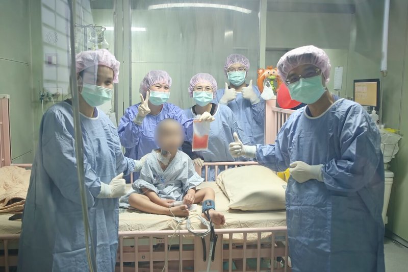 越南4歲男童Tin（化名）（前左2）罹患罕見的嬰兒急性淋巴型白血病，110年來台接受治療，經花蓮慈濟醫院照料，挺過多次凶險的感染事件，如今Tin體內的白血球基因指紋檢查已100%為捐贈者細胞，且骨髓檢查並沒有微量腫瘤細胞，也沒有任何異常基因變化。（花蓮慈濟醫院提供）中央社記者張祈傳真 111年4月29日