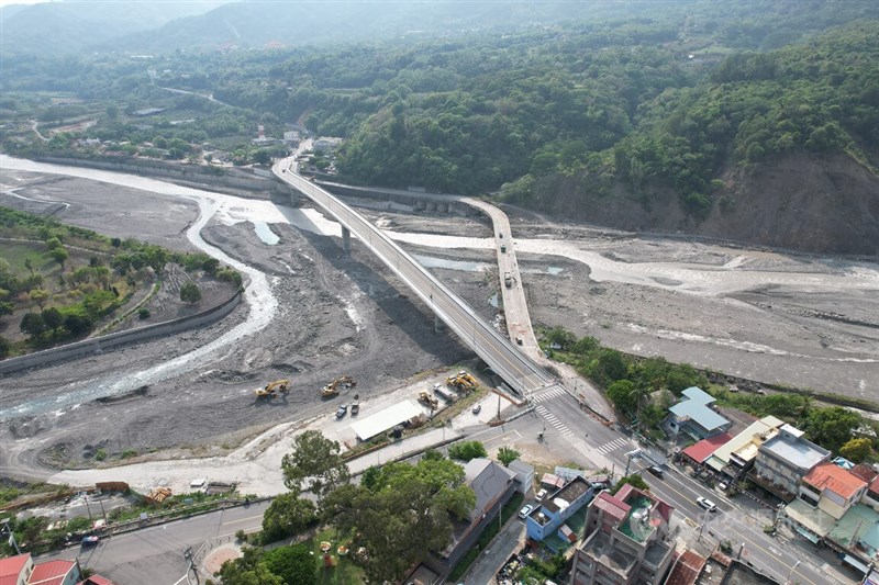 南橫公路在民國98年莫拉克風災後柔腸寸斷,近13年來先從寶來修復到桃源,再從梅山口到天池,111年4月底最後一段也最精華的天池至向陽段通車。圖為高雄六龜寶來一號橋4月初啟用,讓六龜、桃源等區民眾有了一條安全回家的路。中央社記者吳家昇攝 111年4月29日