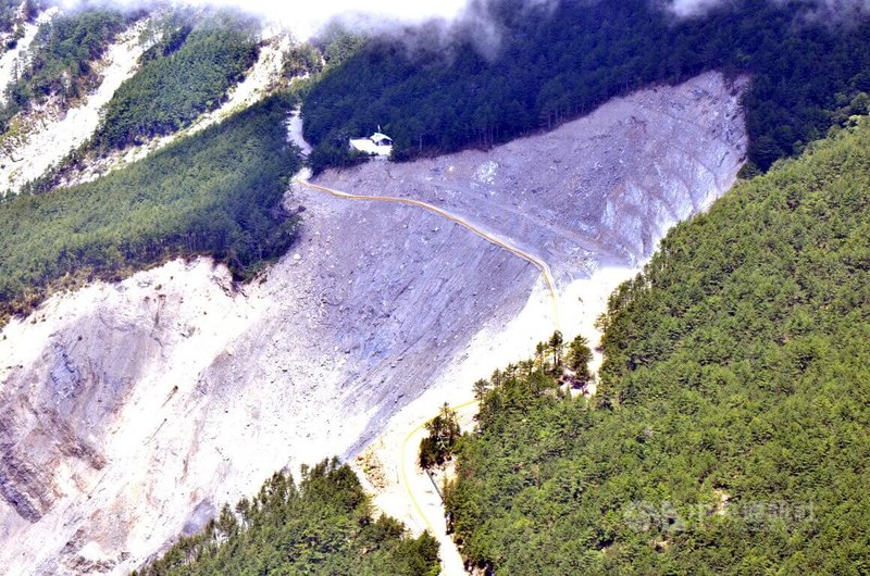 莫拉克颱風造成南橫公路柔腸寸斷,東段指標工程包括大關山隧道與埡口山莊間的大坍方,也就是已過世知名紀錄片導演齊柏林在「看見台灣」影片中入境的大片心型坍方;現在搶修完成的已經是第4條路基,路基內縮了130公尺。圖為108年7月拍攝,莫拉克10週年。中央社記者盧太城台東攝 111年4月29日