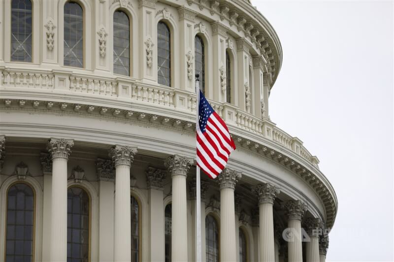 美國聯邦參議院19日同意對烏克蘭提供近400億美元的援助。圖為美國國會大廈外觀。（中央社檔案照片）