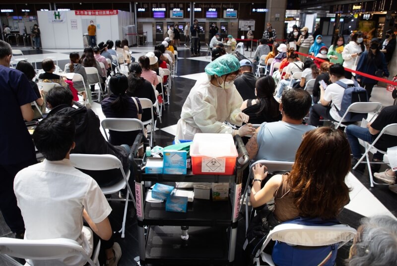 圖為台北車站疫苗接種站醫護人員為民眾注射疫苗。（中央社檔案照片）