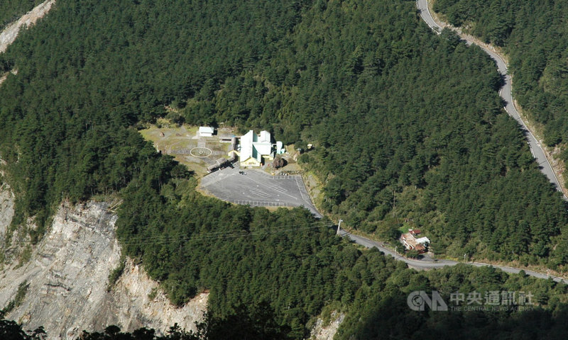 群山環繞的埡口山莊,因堆疊岩層,風化嚴重,雨水容易侵蝕,原本就已經岌岌可危。圖為民國97年莫拉克風災前拍攝。中央社記者盧太城台東攝 111年4月29日