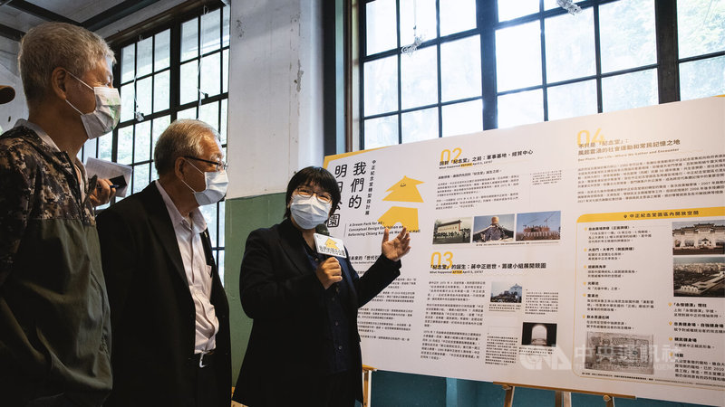 促轉會29日在松山文創園區舉辦「我們的明日公園-中正紀念堂園區轉型設計展」,促轉會代理主委葉虹靈(右)向台灣二二八關懷總會理事長王文宏(中)與藝術家陳武鎮(左)介紹展覽理念。中央社實習記者陳亮至攝 111年4月29日