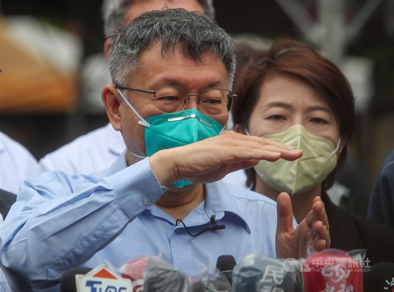 台北市長柯文哲(左)30日上午在副市長黃珊珊(右)等陪同下,視察台北市立聯合醫院中興院區快篩陽分流診運作情形,並接受媒體訪問。中央社記者吳家昇攝 111年4月30日