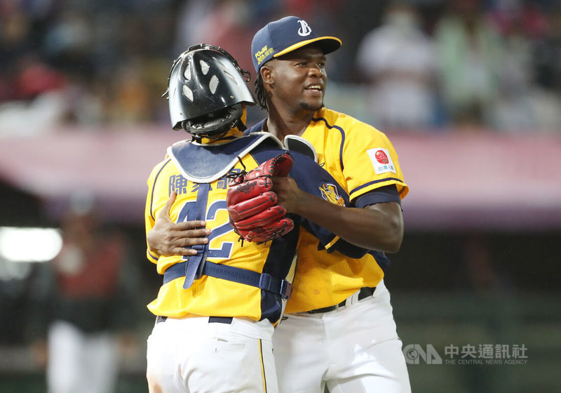 中華職棒中信兄弟隊先發投手德保拉(右)30日在樂天桃園棒球場演出生涯首次無四死球完投完封勝,助隊以4比0擊敗樂天桃猿隊,德保拉賽後開心與捕手陳家駒(左)擁抱致意。中央社記者張新偉攝 111年4月30日