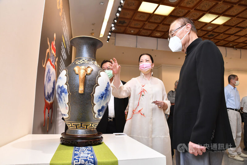 藝術家卓麗秋(前右2)推出「心月意境:卓麗秋(心月)山水青花瓷個展」,30日在台北中正紀念堂舉行開幕記者會,退輔會主委馮世寬(前右)也到場支持,參觀展品。中央社記者趙世勳攝 111年4月30日