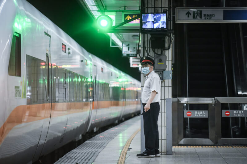 圖為台北車站台鐵月台站務員工作情形。（中央社檔案照片）