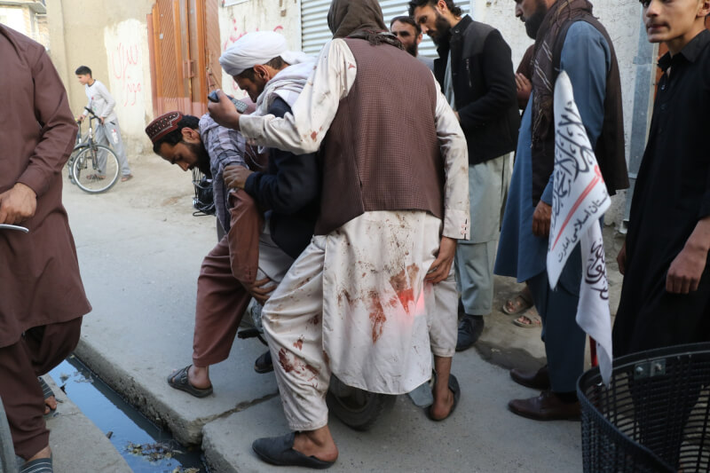 阿富汗首都喀布爾一座遜尼派清真寺29日發生爆炸，造成多達10人喪命和至少15人受傷。圖為爆炸發生後，民眾送傷者前往醫院。（安納杜魯新聞社）