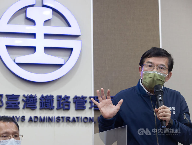 台鐵企業工會5月1日發起集體休假活動,表定列車全部停駛,僅開出18班次臨時列車。交通部長王國材(右)表示,這次應變計畫啟動順暢,不代表會用這個方式來跟工會抗衡,只是因為他身為交通部長要對疏運負責,期待能與工會對公司化理性討論。中央社記者謝佳璋攝 111年5月1日