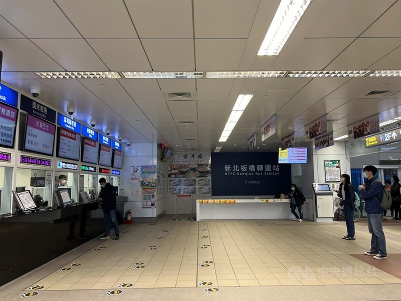 新北板橋轉運站上午未出現排隊人潮,購票及候車民眾不多,客運工作人員表示想搭哪個班次都還有位置。中央社記者沈佩瑤新北攝 111年5月1日
