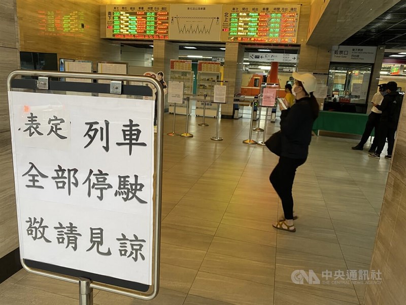 臨時車次清晨6時8分從彰化站出發,有旅客特地來見證歷史並體驗臨時列車。中央社記者蕭博陽彰化攝 111年5月1日