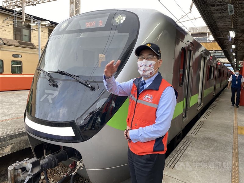 台鐵局副局長馮輝昇(前)一早到彰化站為員工加油打氣,並隨車搭臨時車次3007南下。中央社記者蕭博陽彰化攝 111年5月1日