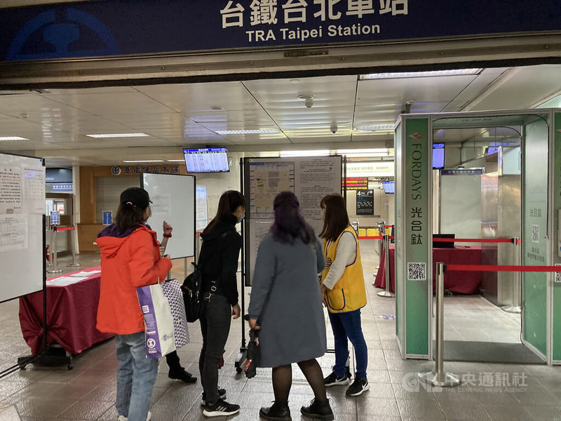 台灣鐵路工會1日發起不加班活動,表定列車全部停駛。台北車站通往火車月台的閘門前,有站務人員引導旅客轉乘其他交通工具。中央社記者陳昱婷攝 111年5月1日