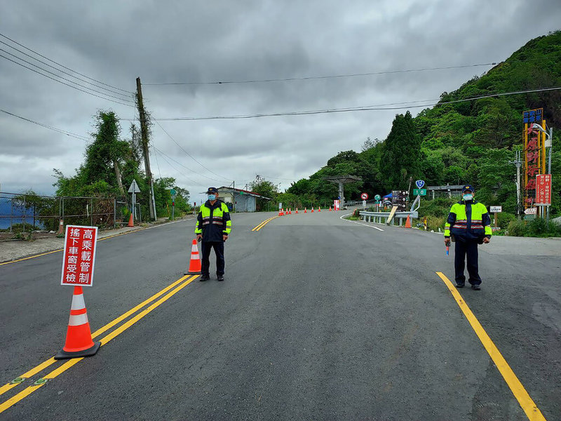 勞動節連假第2天,合歡山賞花車輛1日一早塞滿沿路停車場,不過高乘載管制持續奏效,省道台14甲線合歡山公路未塞車。圖為員警於翠峰實施花季高乘載管制。(公路總局提供)中央社記者蕭博陽南投傳真 111年5月1日