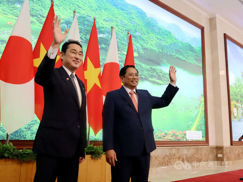 越南總理范明正（右）與到訪的日本首相岸田文雄1日舉行雙邊會談，內容觸及烏克蘭與南海局勢。中央社記者陳家倫河內攝  111年5月1日