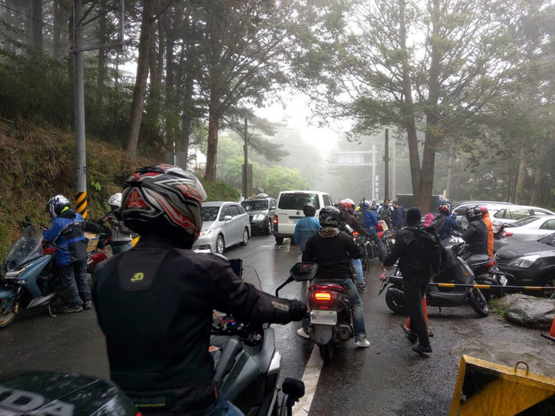 南橫公路1日通車,一早南橫公路東段從向陽至大關山隧道口車流緩慢,在向陽路段、大關山隧道至埡口2路段大塞車,遊客形容是「類停車場」。圖為向陽路段。(民眾提供)中央社記者盧太城台東傳真 111年5月1日