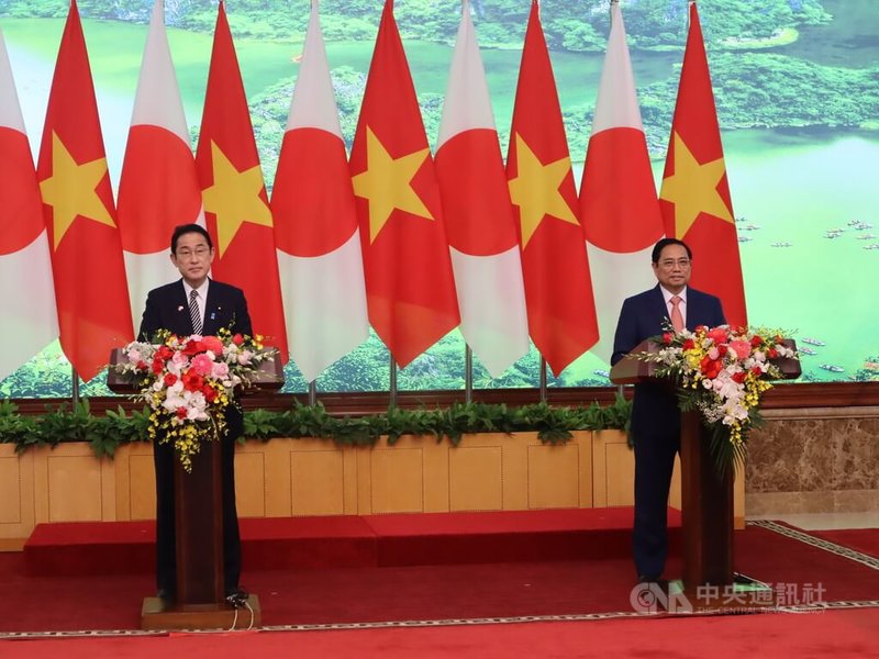 越南總理范明正1日與到訪的日本首相岸田文雄(左)舉行會談,范明正在會後記者會上表示,越南將捐給烏克蘭50萬美元,他與岸田文雄並呼籲各方就烏克蘭局勢堅持對話與談判。中央社記者陳家倫河內攝 111年5月1日