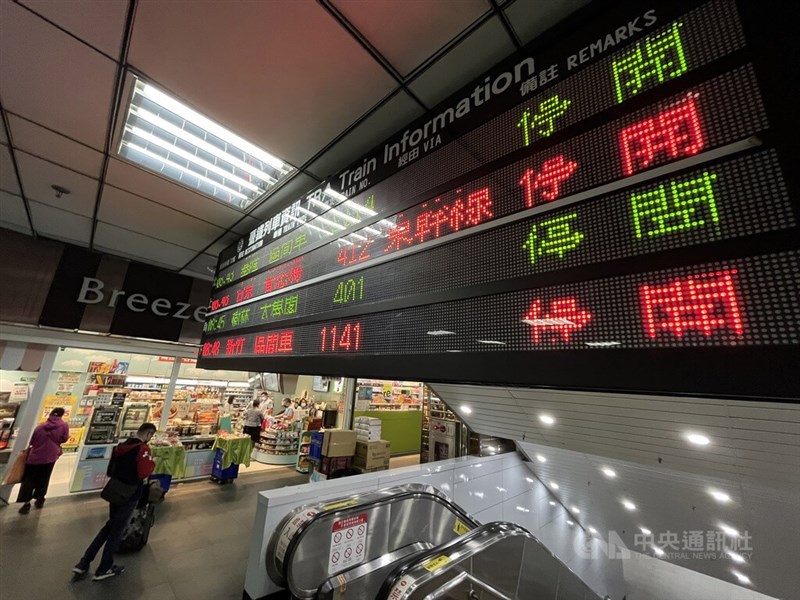 台鐵表定列車1日全部停駛。中央社記者徐肇昌攝 111年5月1日
