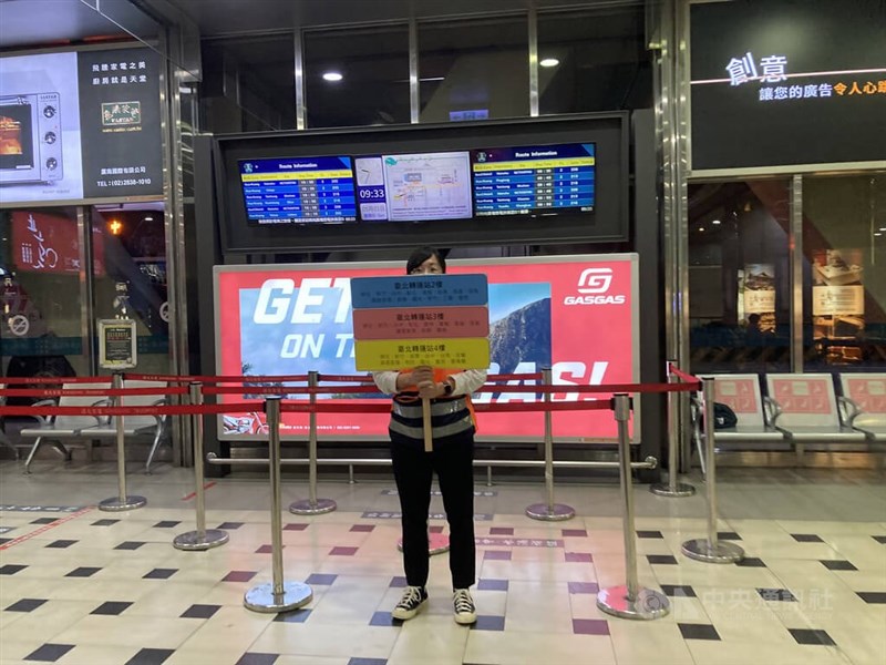 台北轉運站也有站務員舉著告示牌引導旅客前往候車。中央社記者陳昱婷攝 111年5月1日