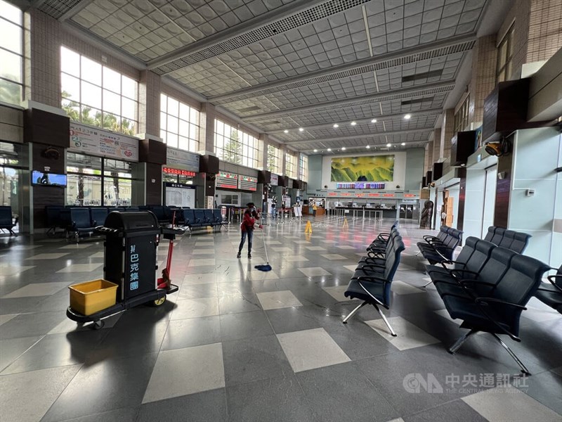 台東火車站僅有站長楊舜安上班,原本熱鬧的火車站變得空蕩蕩。中央社記者盧太城台東攝 111年5月1日
