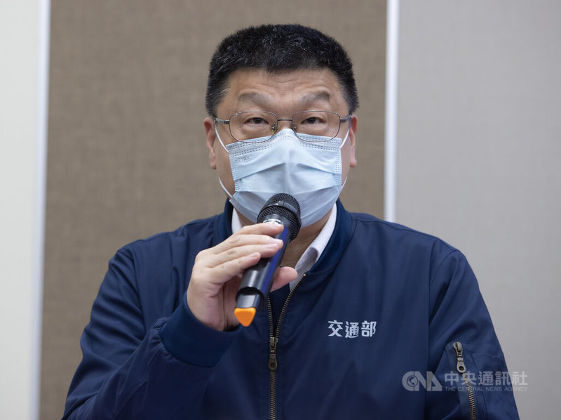 台鐵企業工會5月1日發起集體休假活動,表定列車全部停駛,僅開出18班次臨時列車。台鐵局長杜微(圖)晚間出席記者會,說明實際出勤人力等疏運情況。中央社記者謝佳璋攝 111年5月1日