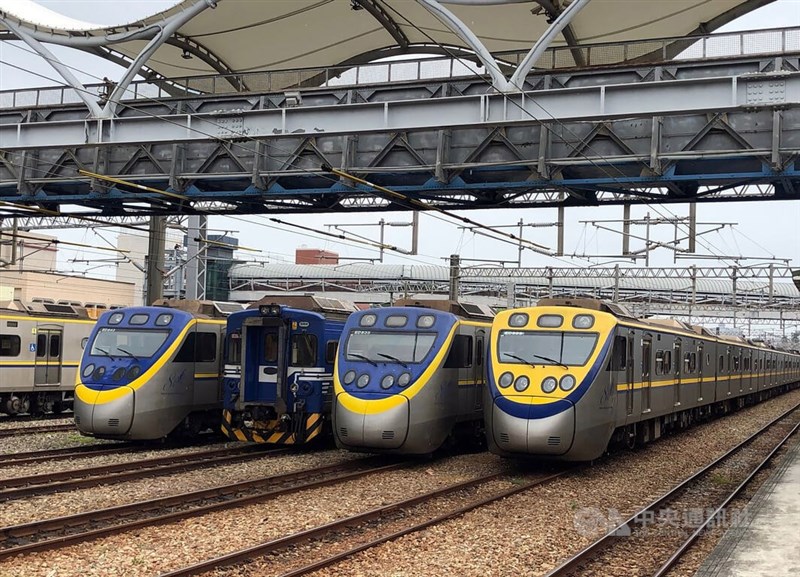 嘉義站停放多輛停駛的列車。中央社記者黃國芳攝 111年5月1日