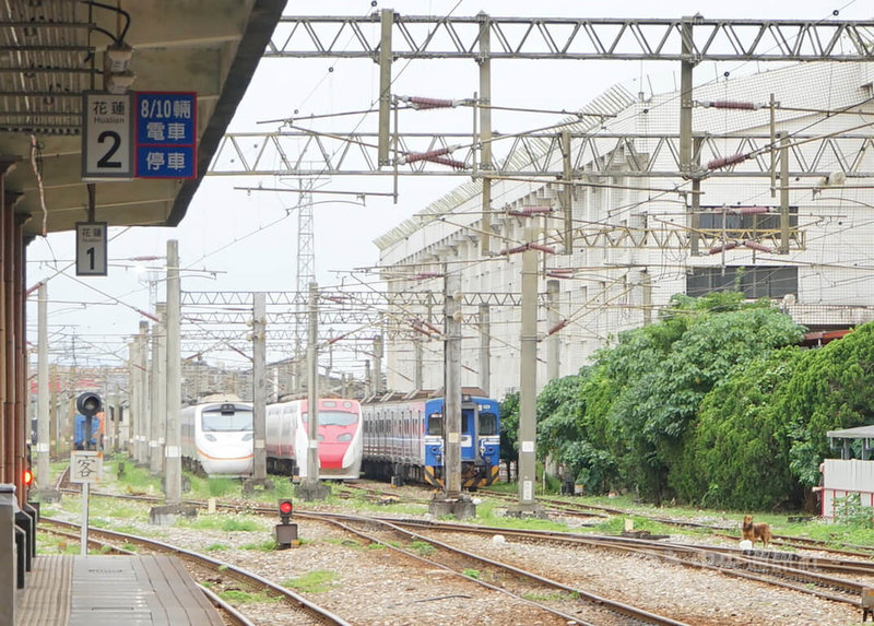 台灣鐵路工會發起5月1日不加班活動,表定列車全部停駛,花蓮站未發車列車占滿駐車空間,部分列車停放在外。中央社記者張祈攝 111年5月1日
