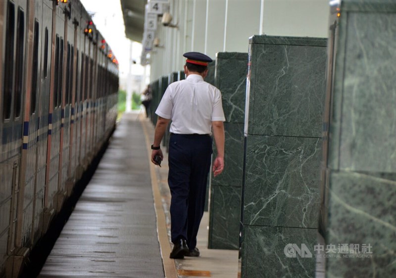 台東火車站僅有站長楊舜安上班,1個人要忙類火車的疏運,又要進出月台巡視站內安全。中央社記者盧太城台東攝 111年5月1日