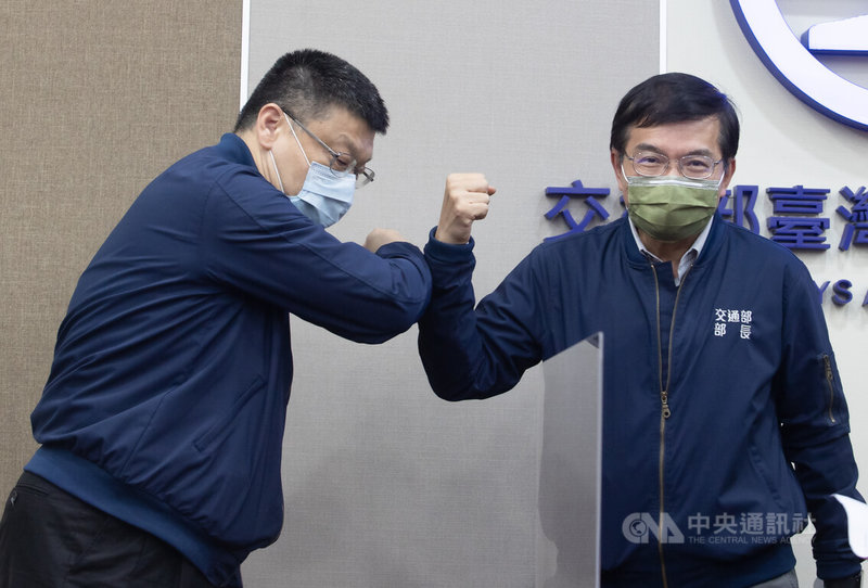 台鐵企業工會5月1日發起不加班活動,表定列車全部停駛。交通部長王國材(右)1日晚間出席記者會後,和台鐵局長杜微(左)碰肘致意。中央社記者謝佳璋攝 111年5月1日