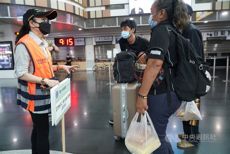 台鐵工作人員引導新左營站旅客到站外轉乘。中央社記者董俊志攝 111年5月1日