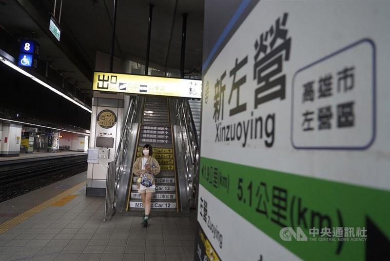 新左營站人潮冷清。中央社記者董俊志攝 111年5月1日