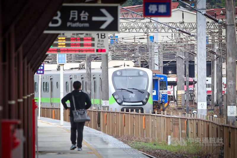 台鐵樹林調車場因表定列車全部停駛停滿車輛。中央社記者王騰毅攝 111年5月1日