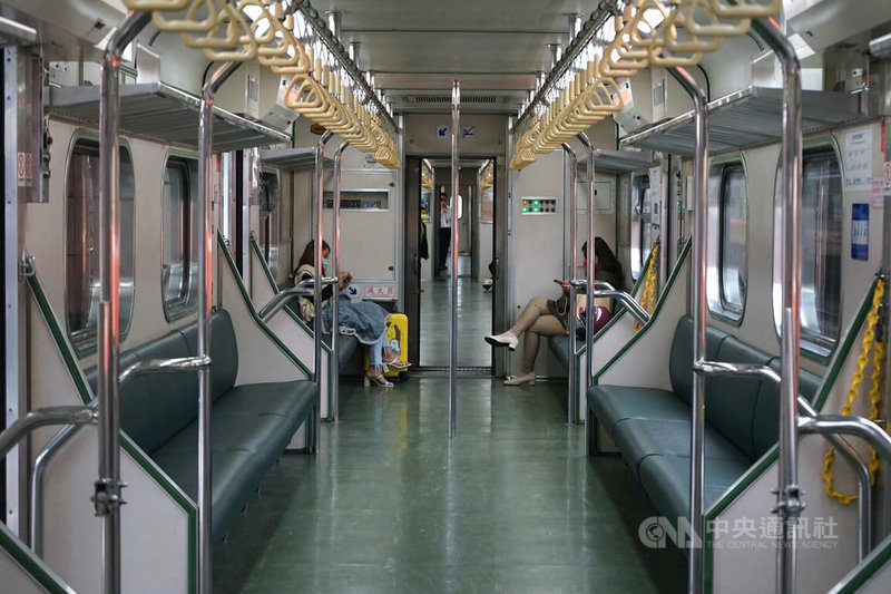 因應台灣鐵路工會5月1日不加班活動,台鐵表定列車全部停駛,臨時機動開行18列次區間快車,其中花蓮站僅發2班車,花蓮往台東站上午7時5分發車,搭乘人數約25人。中央社記者張祈攝 111年5月1日