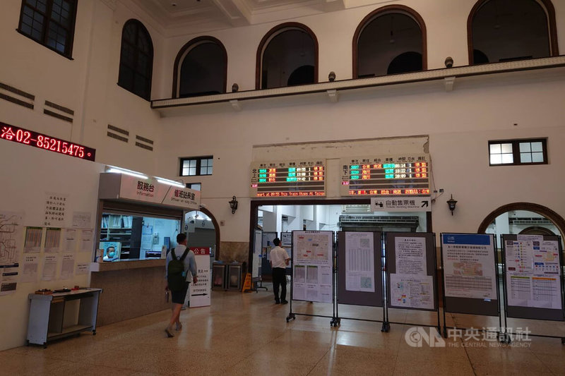 台鐵1日表定列車停駛,台南車站大廳旅客大幅減少,站內設有轉乘資訊看板及告示,引導到站旅客轉乘。中央社記者楊思瑞攝 111年5月1日