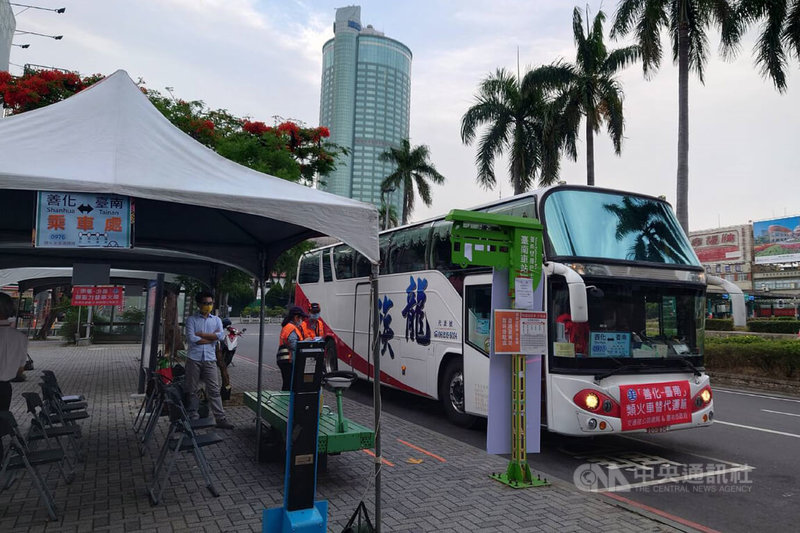 台鐵1日表定列車停駛,台鐵台南站1日在站外的北門派出所前設置「類火車」臨時接駁站,並設有電子票證機方便旅客上下車。中央社記者楊思瑞攝 111年5月1日