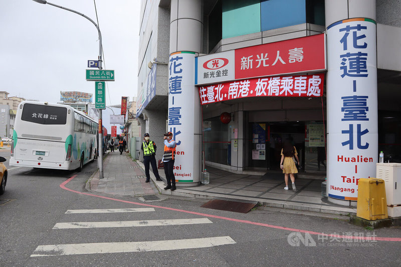台鐵工會五一不加班,表定列車全停駛,改以類火車因應,原本北花線的客運增加班次,不過1日上午搭車民眾不多,多為宣導服務人員。中央社記者李先鳳攝 111年5月1日