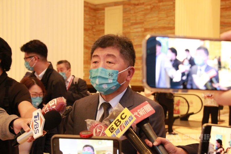 衛生福利部長陳時中(前)1日受訪呼籲民眾接種疫苗。中央社記者蘇木春攝 111年5月1日