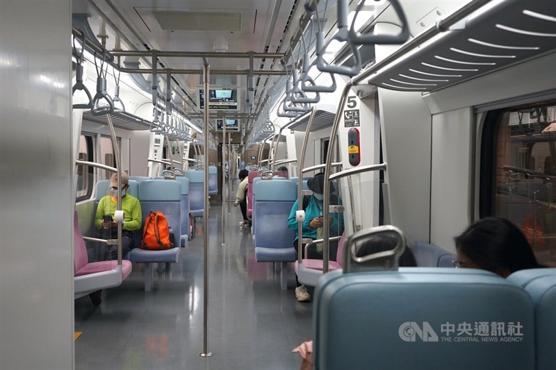 台鐵臨時區間快車花蓮往樹林站上午7時14分發車,搭乘人數約35人。中央社記者張祈攝 111年5月1日
