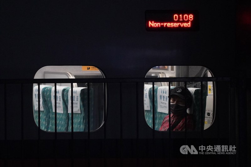 台鐵列車停駛,有旅客選擇搭乘高鐵南來北往。中央社記者徐肇昌攝 111年5月1日