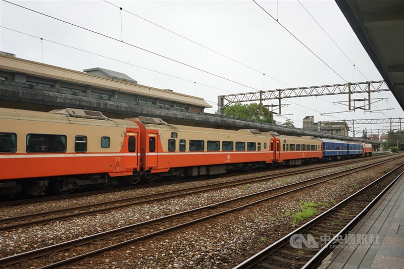 花蓮站未發車列車停放在月台。中央社記者張祈攝 111年5月1日