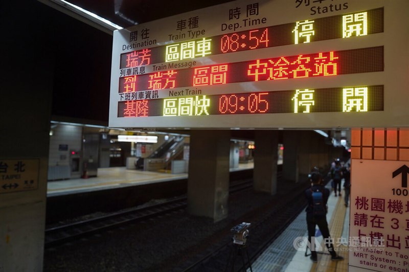 台北車站月台時刻表顯示停駛資訊。中央社記者徐肇昌攝 111年5月1日