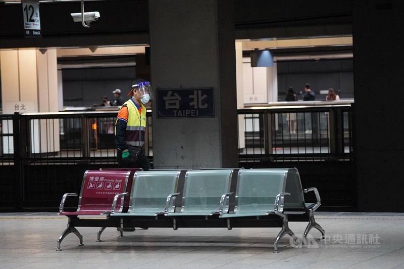 列車停駛不見候車旅客,台北車站月台大多時間僅有工作人員走動。中央社記者徐肇昌攝 111年5月1日