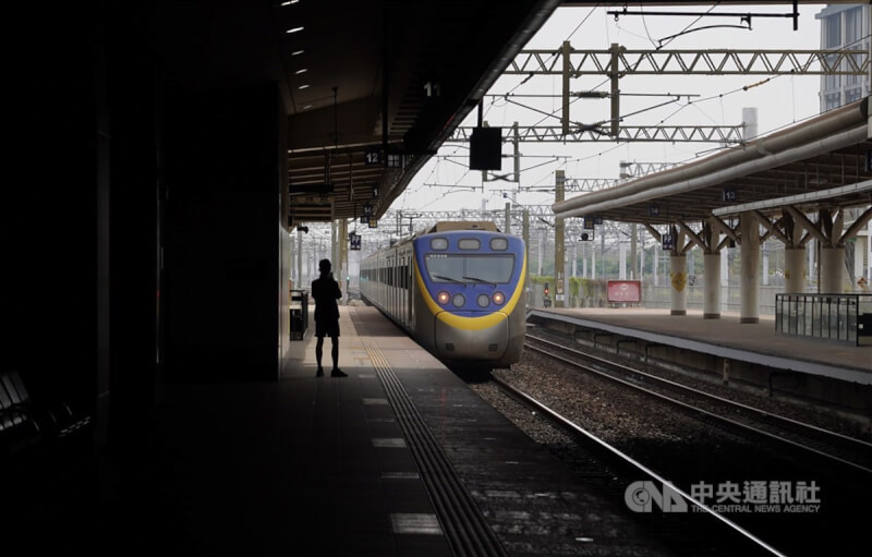 圖為1日台鐵新左營站月台列車進出站。中央社記者董俊志攝 111年5月1日