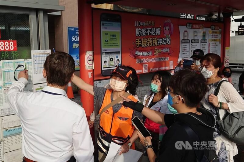 原本要從台南車站搭車往高雄方向旅客轉搭高雄客運8046支線,工作人員協助旅客查看相關資訊。中央社記者楊思瑞攝 111年5月1日