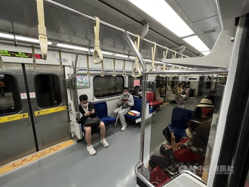 圖為車次1144新竹開往基隆的區間車。中央社記者徐肇昌攝 111年5月1日