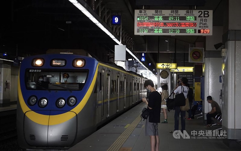 在新左營站月台候車旅客明顯漸少。中央社記者董俊志攝 111年5月1日