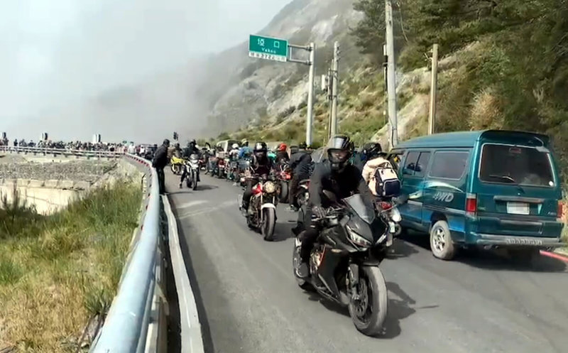 南橫公路1日通車,最高點大關山隧道單向放行,兩邊隧道口車流回堵數公里,遊客形容是「類停車場」。圖為埡口。(民眾提供)中央社記者盧太城台東傳真 111年5月1日