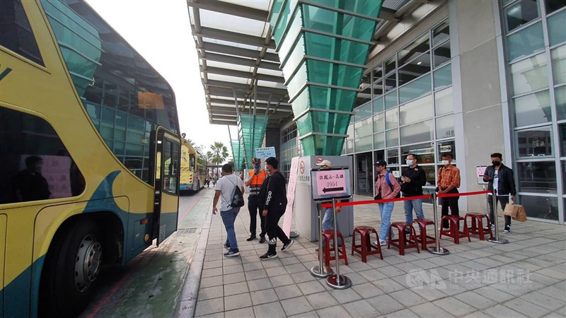 屏東站上午8時前搭乘類火車的民眾與平常假日列車情況相比只剩2成。中央社記者郭芷瑄攝 111年5月1日